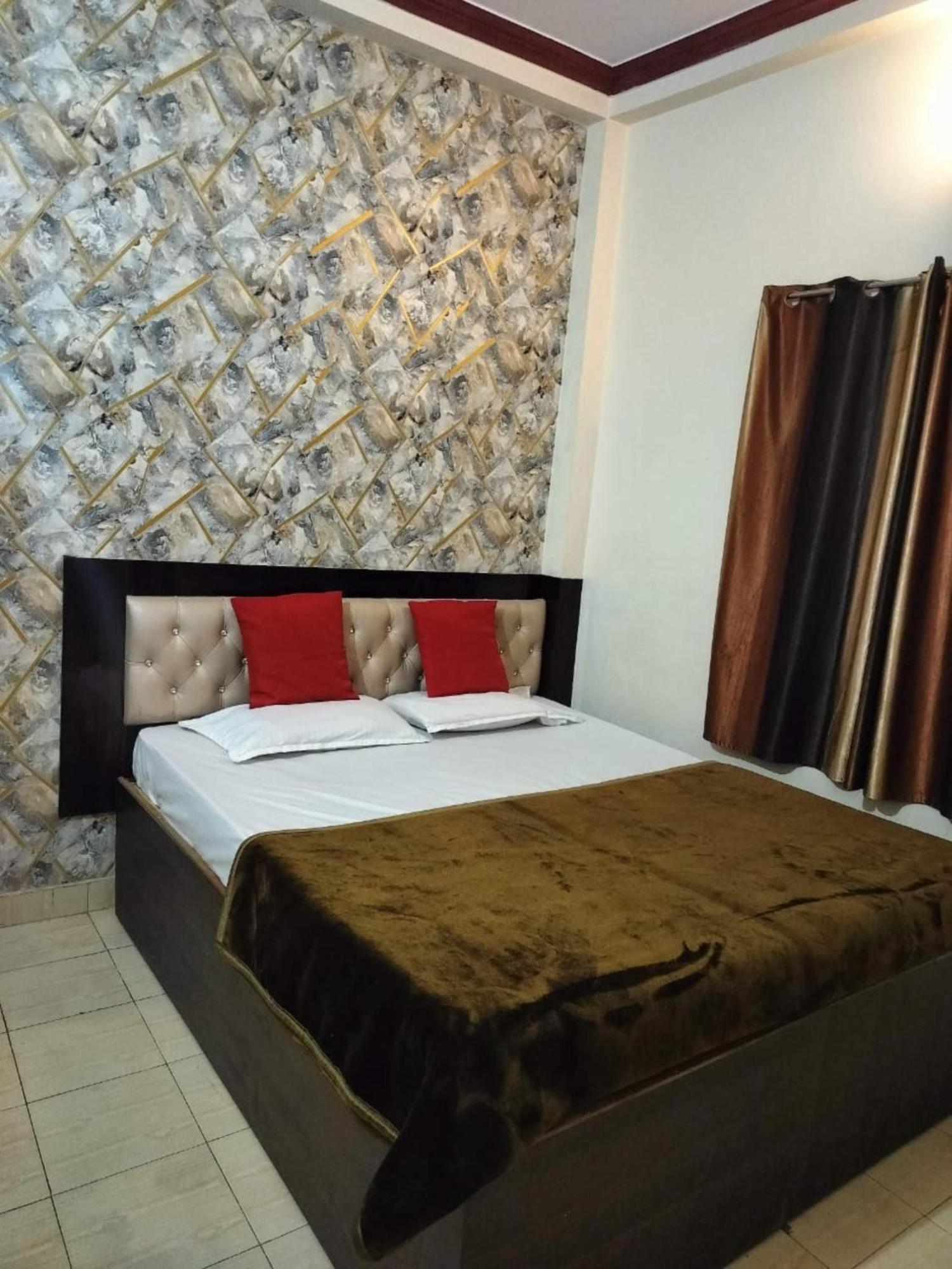 Hotel New Ashiyana Palace Near Ganga Ghat And Vishwanath Temple Varanasi Bagian luar foto